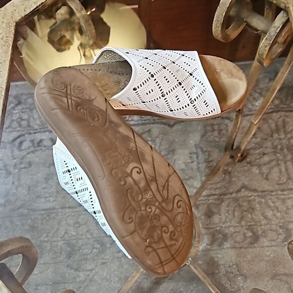 Baretraps White slide sandals size 6.5 - Picture 6 of 8